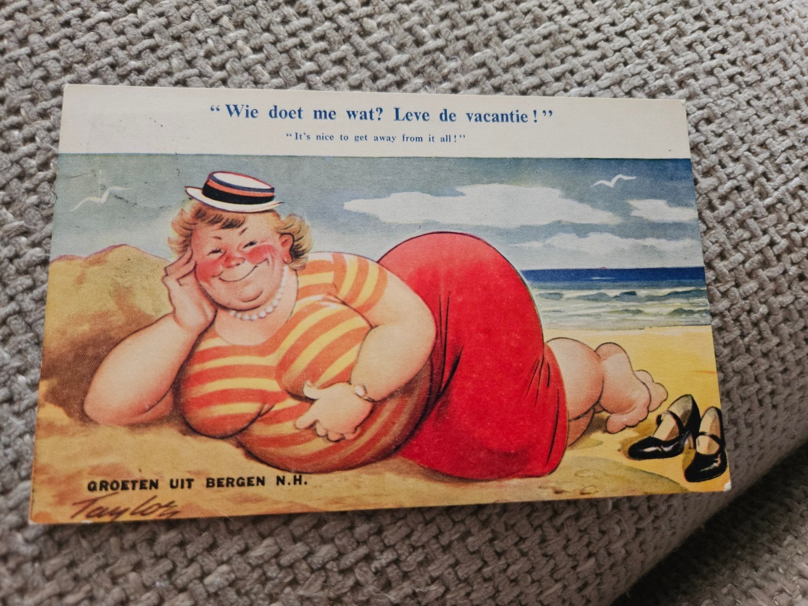 Bergen N.H. groeten uit - Grappige Dame op Strand, Verzamelen, Ansichtkaarten | Nederland, Ophalen of Verzenden, Voor 1920, Gelopen