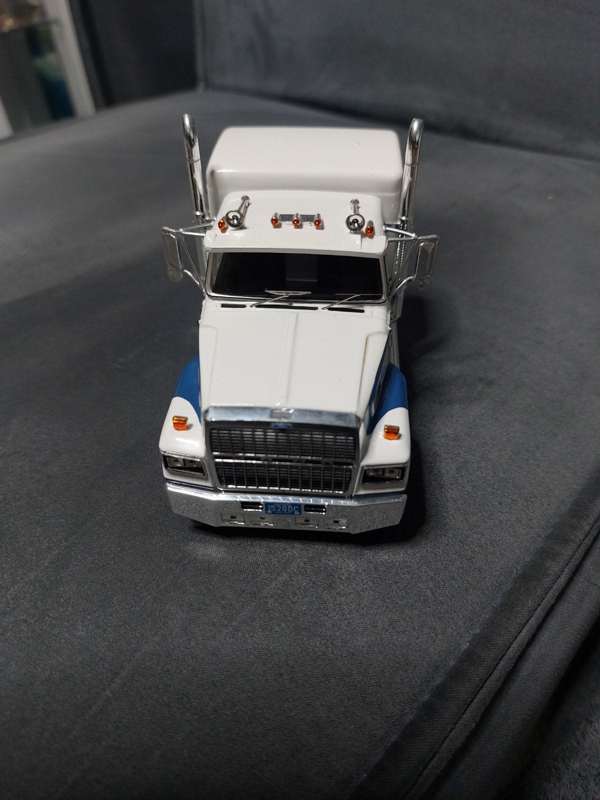 Gedetailleerd model van een Amerikaanse vrachtwagen, Hobby en Vrije tijd, Modelbouw | Auto's en Voertuigen, Overige merken, 1:32 tot 1:50