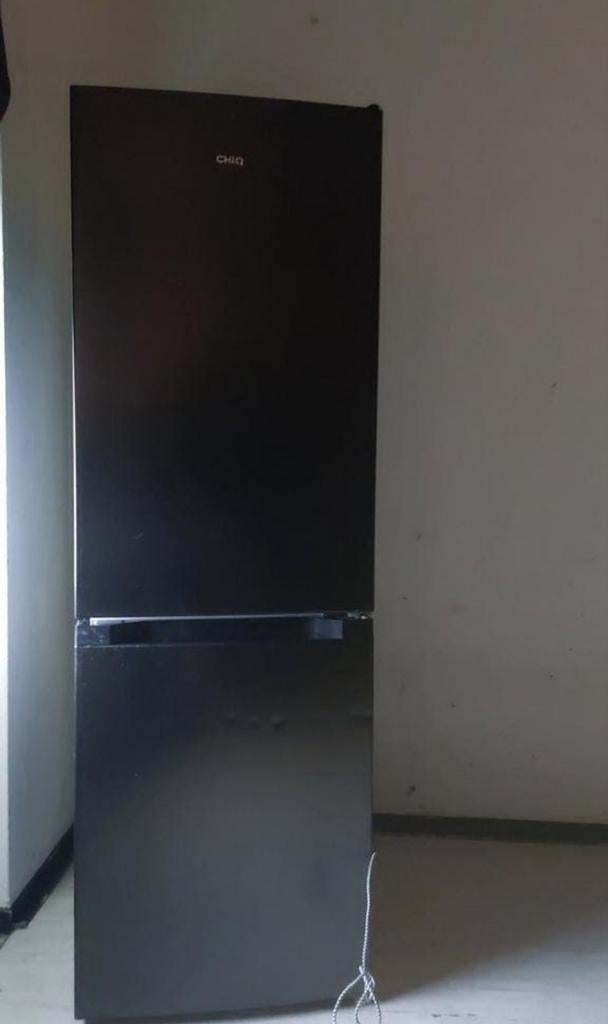 CHiQ Koelkast met vriesvak - Zwart, 150 tot 200 liter, Gebruikt, Ophalen of Verzenden, 140 tot 160 cm