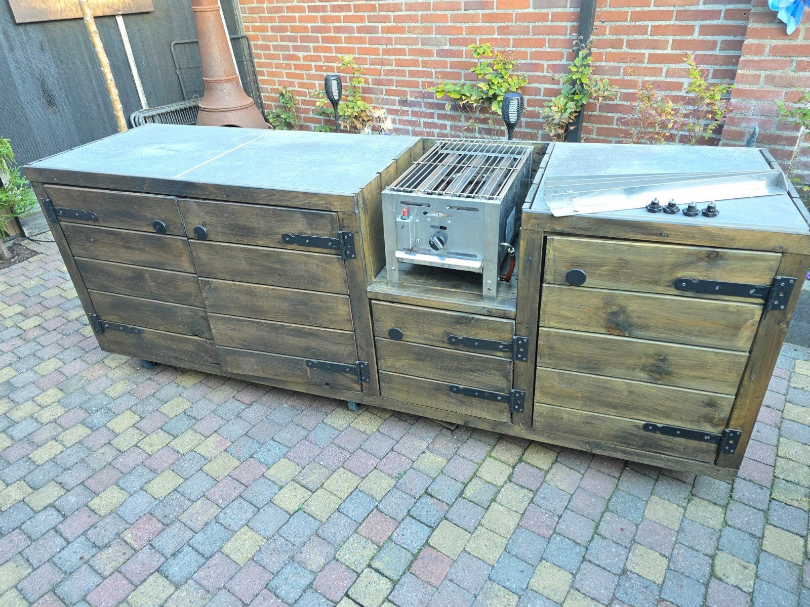 Mooie buitenkeuken met gas BBQ en zwenkwielen, Tuin en Terras, Ophalen of Verzenden, Gebruikt, Gas, Vrijstaand