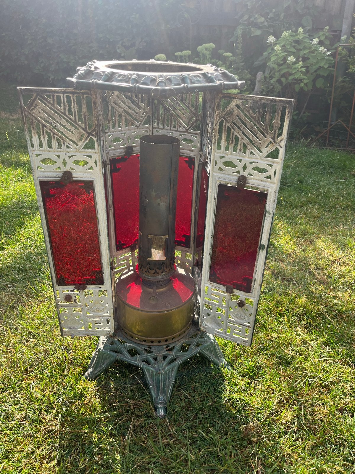 Antieke gietijzeren olielamp met rode glazen panelen, Antiek en Kunst, Ophalen