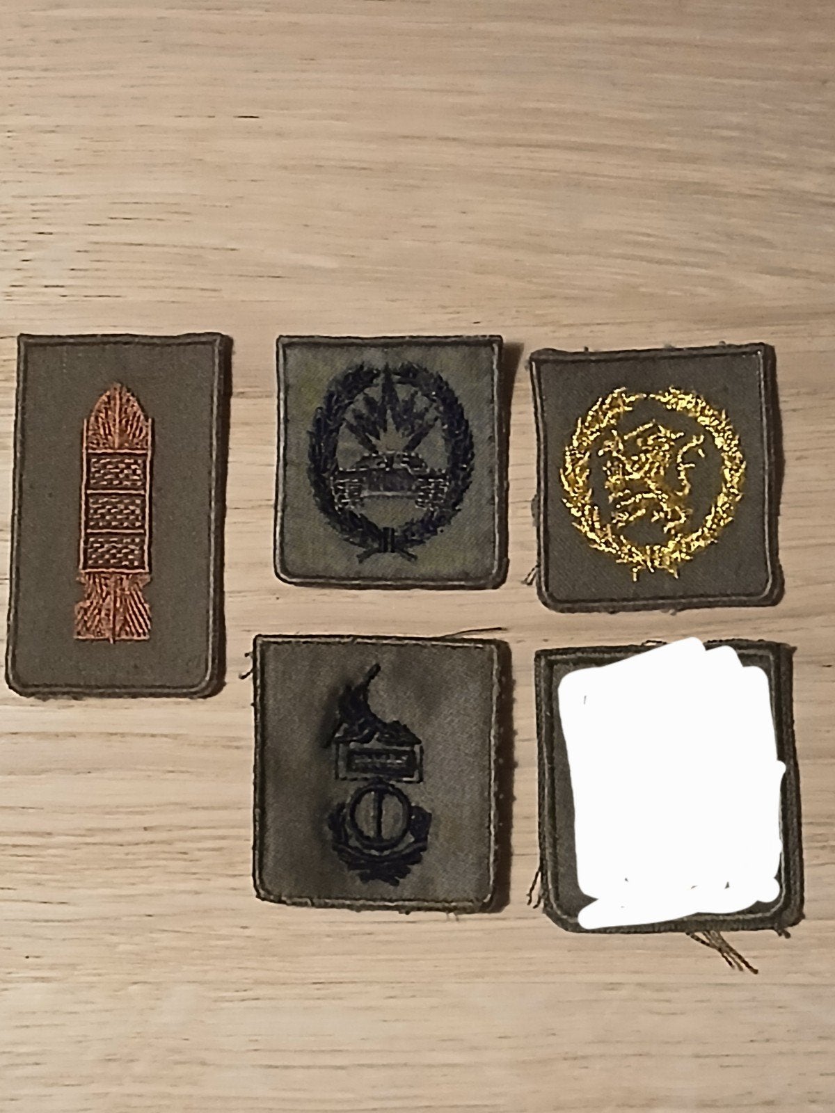Borst emblemen  , € 2 per stuk, Verzamelen, Militaria | Algemeen, Ophalen of Verzenden, Landmacht, Nederland, Embleem of Badge