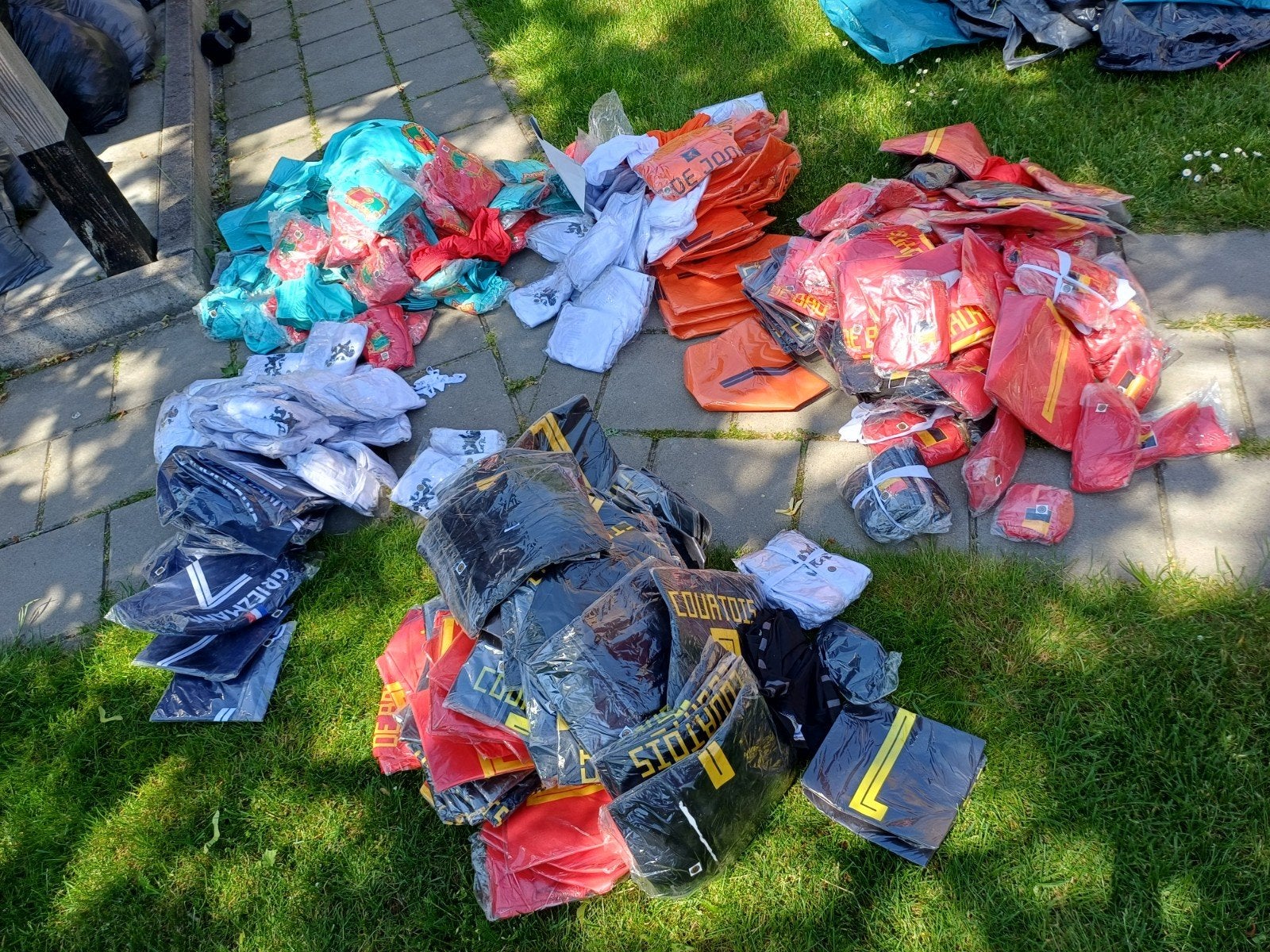 Voetbal shirts en broekjes, verschillende maten, 376 stuks, Ophalen of Verzenden, A, Carnaval, A