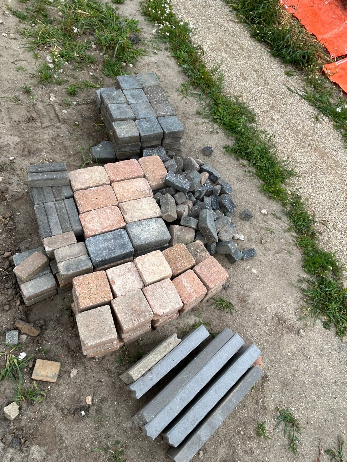 Gratis restpartij diverse tuintegels, Tuin en Terras, Tegels en Klinkers, Ophalen, Zo goed als nieuw, Beton, Klinkers