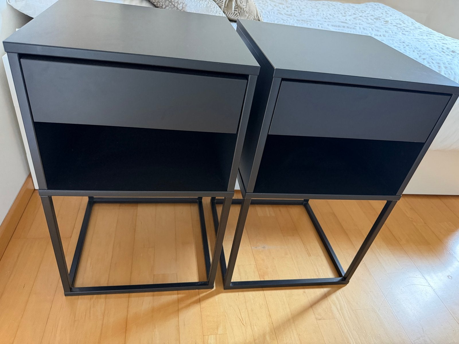 Twee IKEA VIKHAMMER nachtkastjes, zo goed als nieuw, Ophalen, Minder dan 45 cm, 55 tot 70 cm, Zo goed als nieuw