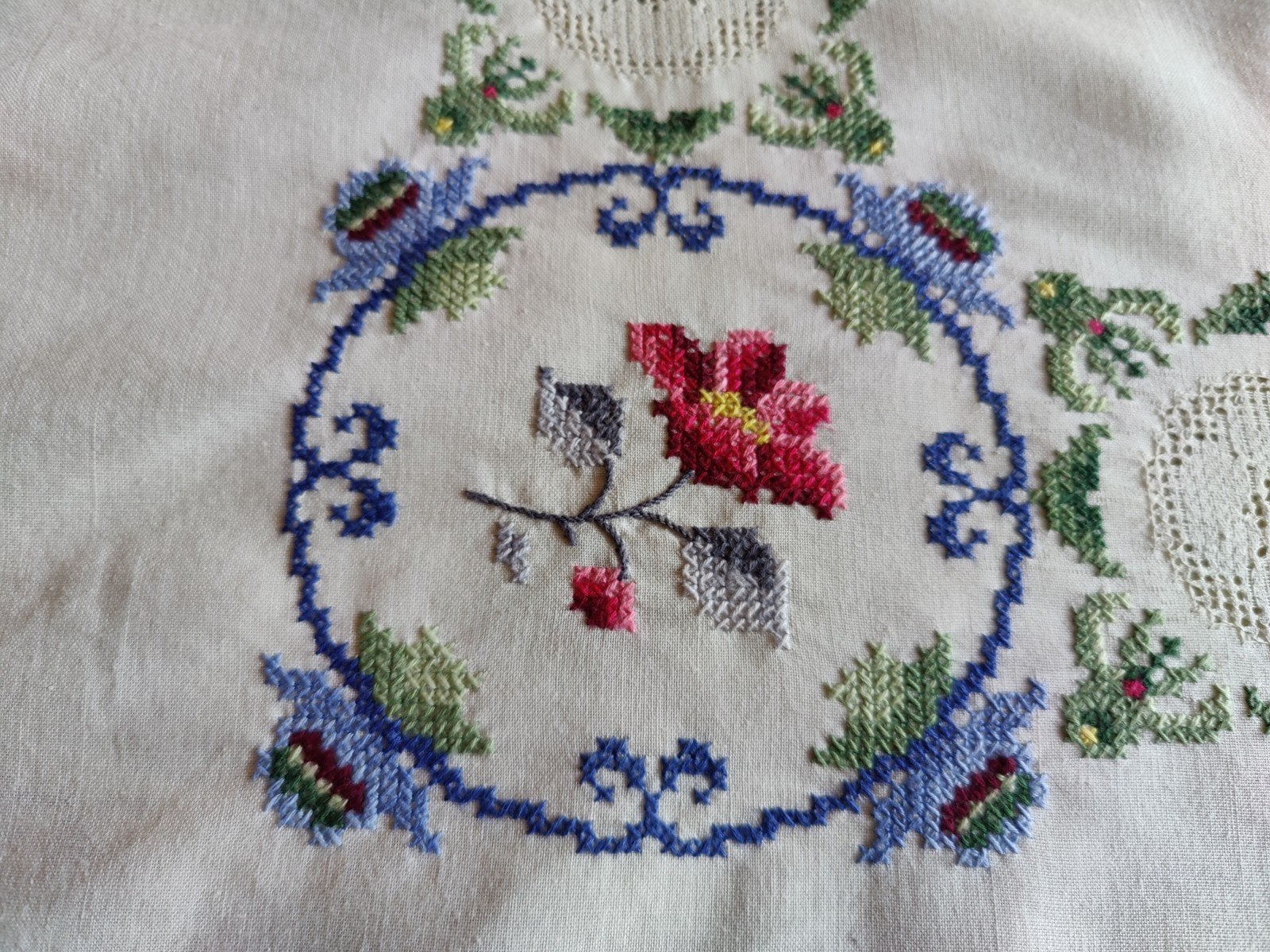 Geborduurd rond rozen tafelkleed & servetten, Verzenden