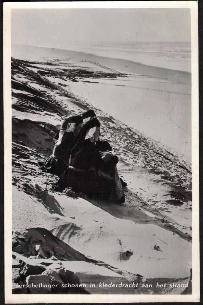 Terschelling, Terschellinger schonen in klederdracht. 1960., Ophalen of Verzenden, 1960 tot 1980, Gelopen, Waddeneilanden