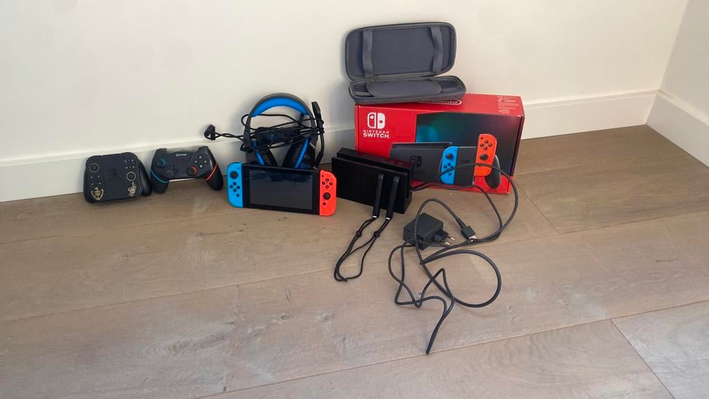 Switch V2 2019, Ophalen of Verzenden, Zo goed als nieuw, Met 2 controllers, Switch 2019 Upgrade