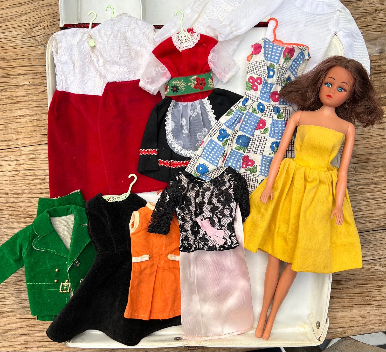 Vintage Barbie Clone pop met veel kleding/koffer/accesoires, Verzamelen, Ophalen of Verzenden, Gebruikt, Pop