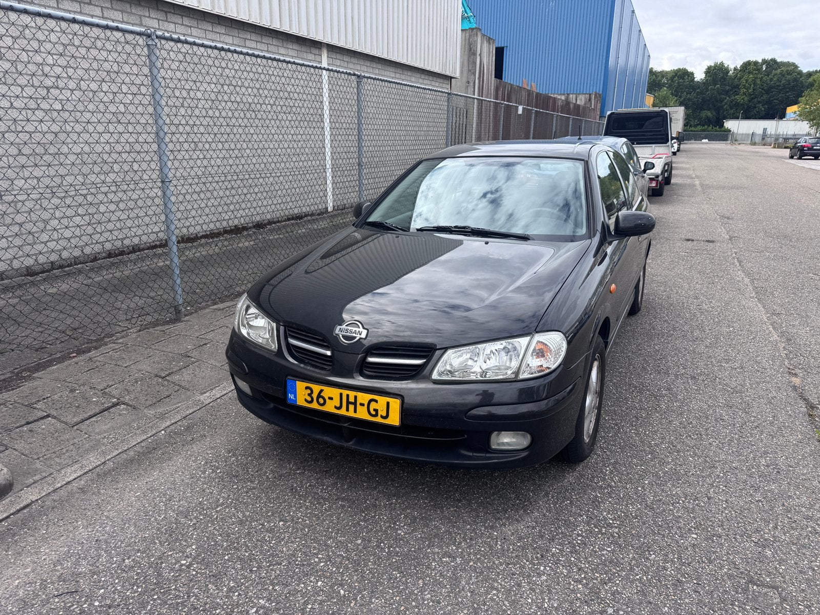 Nissan Almera 1.8 3D 2002 Zwart, Auto's, Stof, Zwart, 4 cilinders, Airconditioning