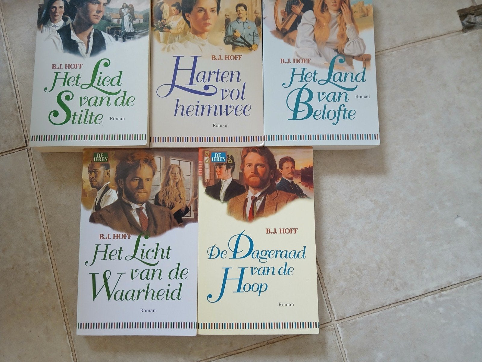 5 boeken van B.J. Hoff - Serie De Ieren, Boeken, Ophalen of Verzenden, Zo goed als nieuw, B.J. Hoff