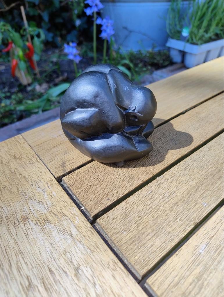 Abstracte sculptuur van een zittende figuur, Minder dan 20 cm, Ophalen of Verzenden, Handgemaakt, Zwart