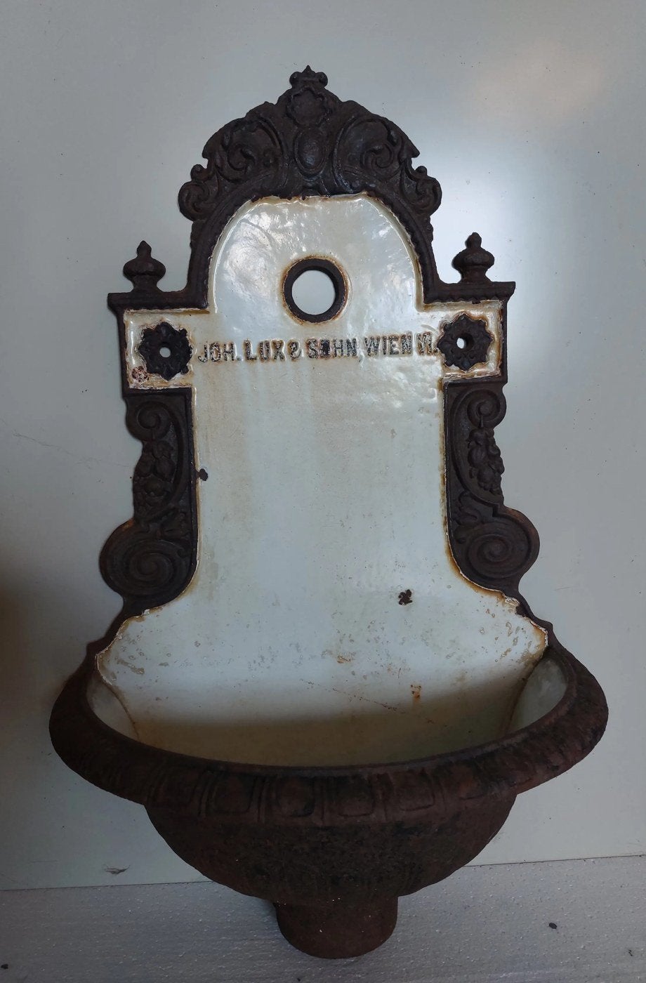 Antieke gietijzeren lavabo /wasfontein Joh. Lux & Sohn Wenen, Antiek en Kunst, Ophalen
