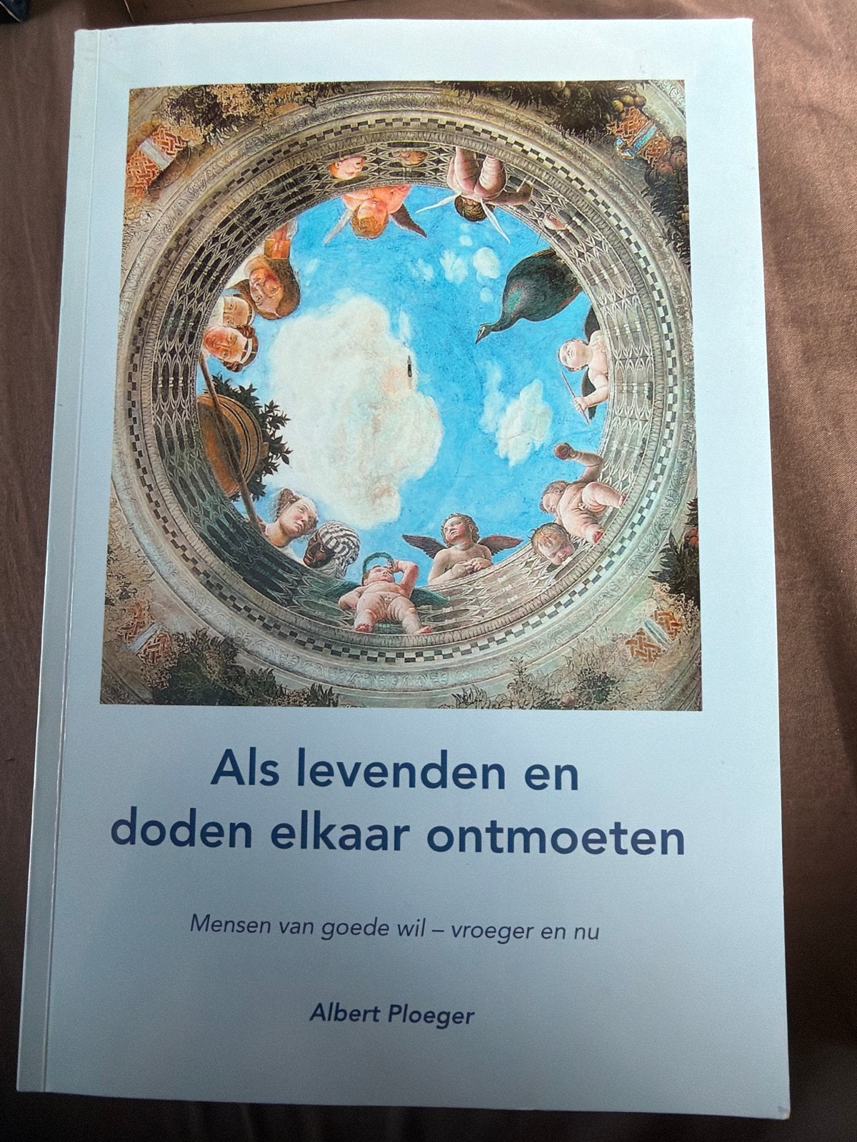 NK.  Als levenden en doden elkaar ontmoeten - Albert Ploeger, Ophalen of Verzenden, Gelezen, Ziel of Sterfelijkheid, Achtergrond en Informatie