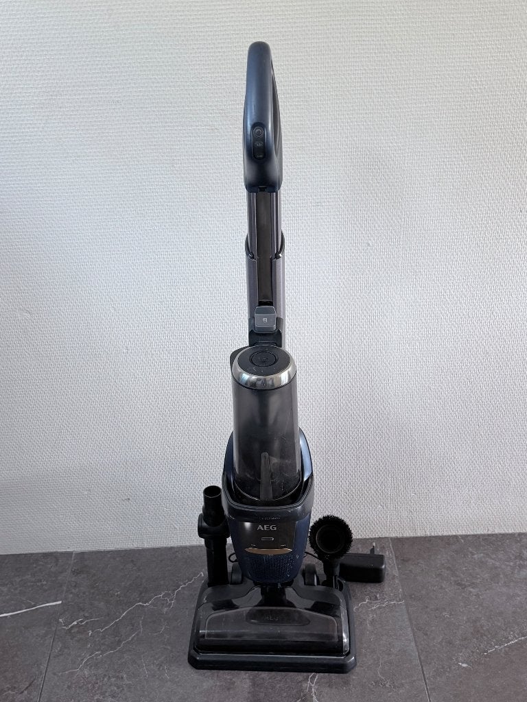 AEG Stick Vacuum Cleaner with Charging Station, Ophalen, Gebruikt, 2000 watt of meer, Geschikt voor tapijt