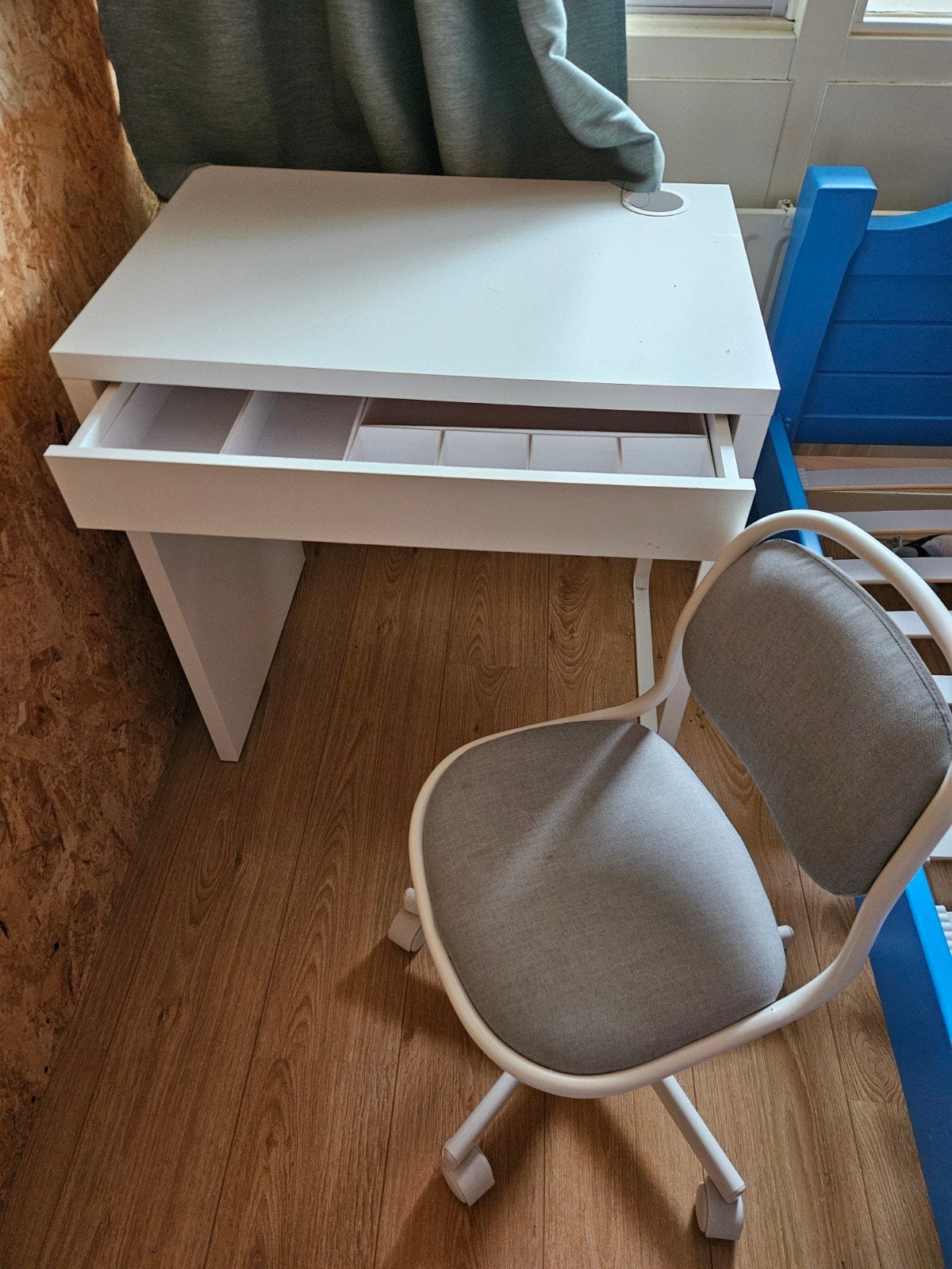 Ikea bureau met lade en opbergvakken + bureaustoel, Huis en Inrichting, Bureaus, Ophalen, Met lades, Gebruikt, Overige merken