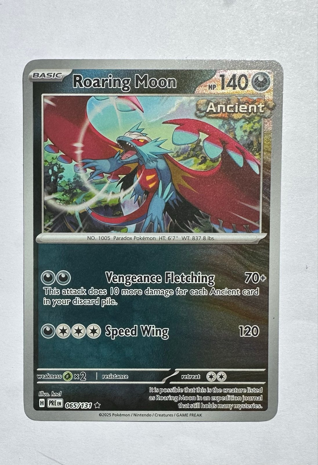 Roaring Moon Pokémon Kaart (065/131) - Nieuwstaat, Hobby en Vrije tijd, Ophalen of Verzenden, Zo goed als nieuw, Losse kaart