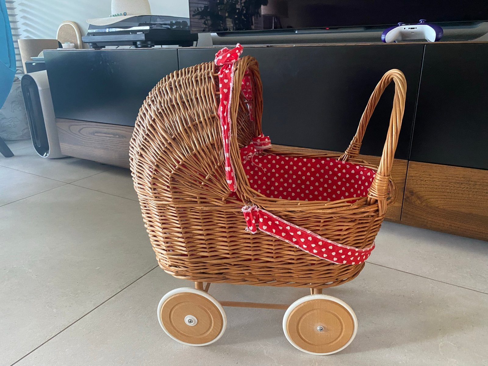 Vintage rieten poppenwagen met rood-wit gestippelde bekledin, Ophalen, Gebruikt, Overige typen