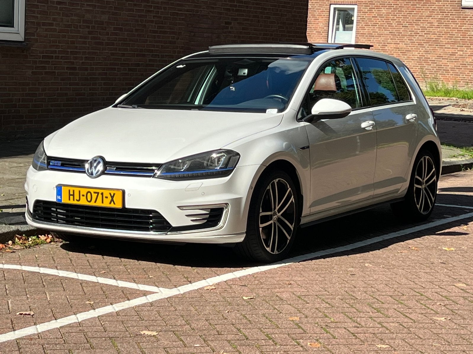 Volkswagen Golf 7 GTE 2015 | Pano | Leder | Keyless | Camera, 4 cilinders, Wit, 1499 kg, Parkeerassistent