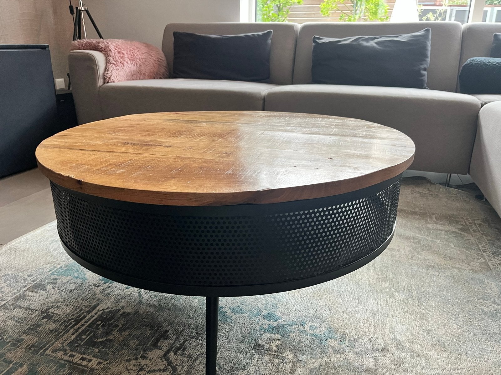 Ronde salontafel met mangohouten blad en metalen onderstel, Ophalen, Gebruikt, Rond, 50 tot 100 cm