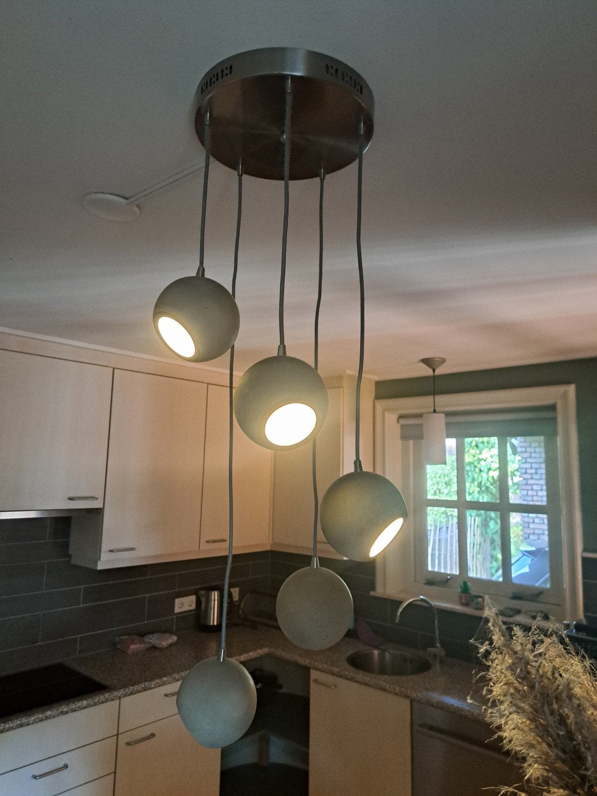 Moderne hanglamp met betonnen bollen en LED lichtpunten, Modern, Industrieel, Overige fittingen, Ophalen of Verzenden, Zo goed als nieuw