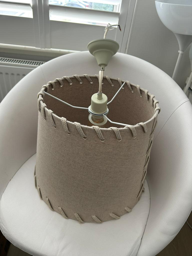 Stijlvolle beige hanglamp met decoratieve stiksels, Huis en Inrichting, Lampen | Lampenkappen, Ophalen, 25 tot 50 cm, Beige, Rond