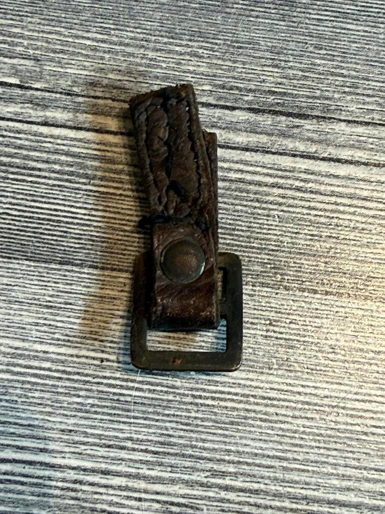Stukje kinriem Duits?, Verzamelen, Militaria | Tweede Wereldoorlog, Ophalen of Verzenden, Landmacht, Duitsland, Helm of Baret