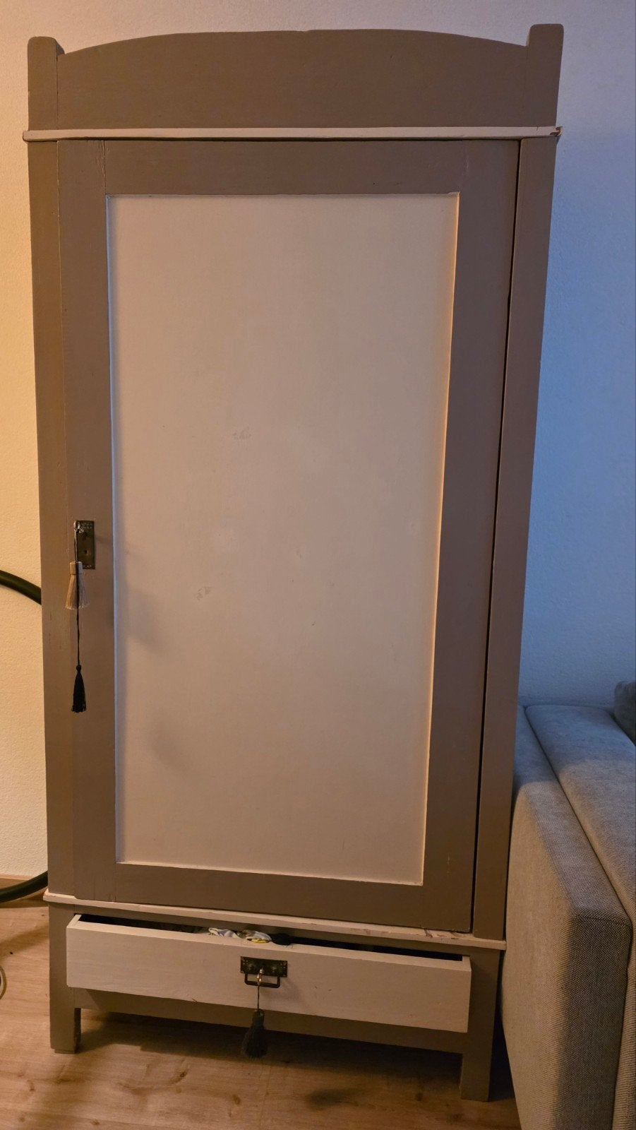 Antieke houten kast - grijs/taupe & crème wit, Antiek en Kunst, Ophalen