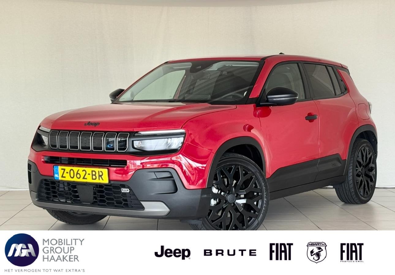 Jeep Avenger BRUTE-Edition 54 kWh | Lederen bekleding | 20 i, Auto's, Jeep, Stof, Gebruikt, Zwart, 156 pk