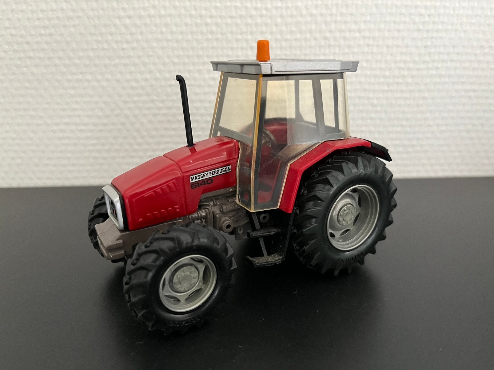 MF 6140 britains 1:32, Hobby en Vrije tijd, Modelauto's | 1:32, Gebruikt, Tractor of Landbouw, Britains, Ophalen of Verzenden