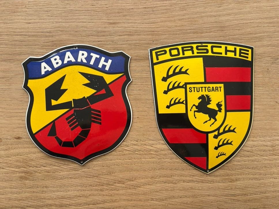IJzeren Porsche en Abarth logo's, Verzenden, Zo goed als nieuw