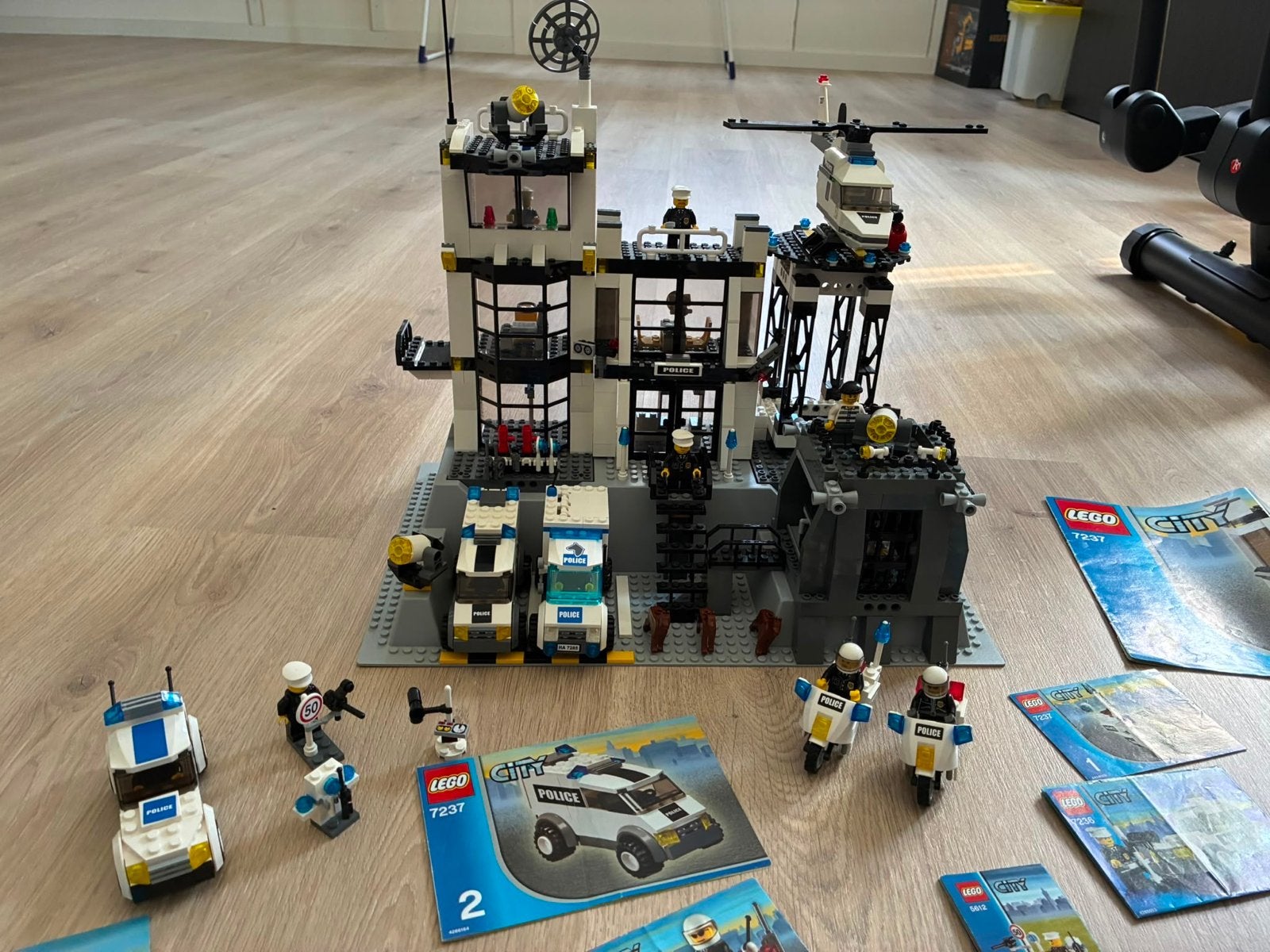 LEGO City Politiebureau 7237 met helikopter en voertuigen, Ophalen of Verzenden, Gebruikt, Lego