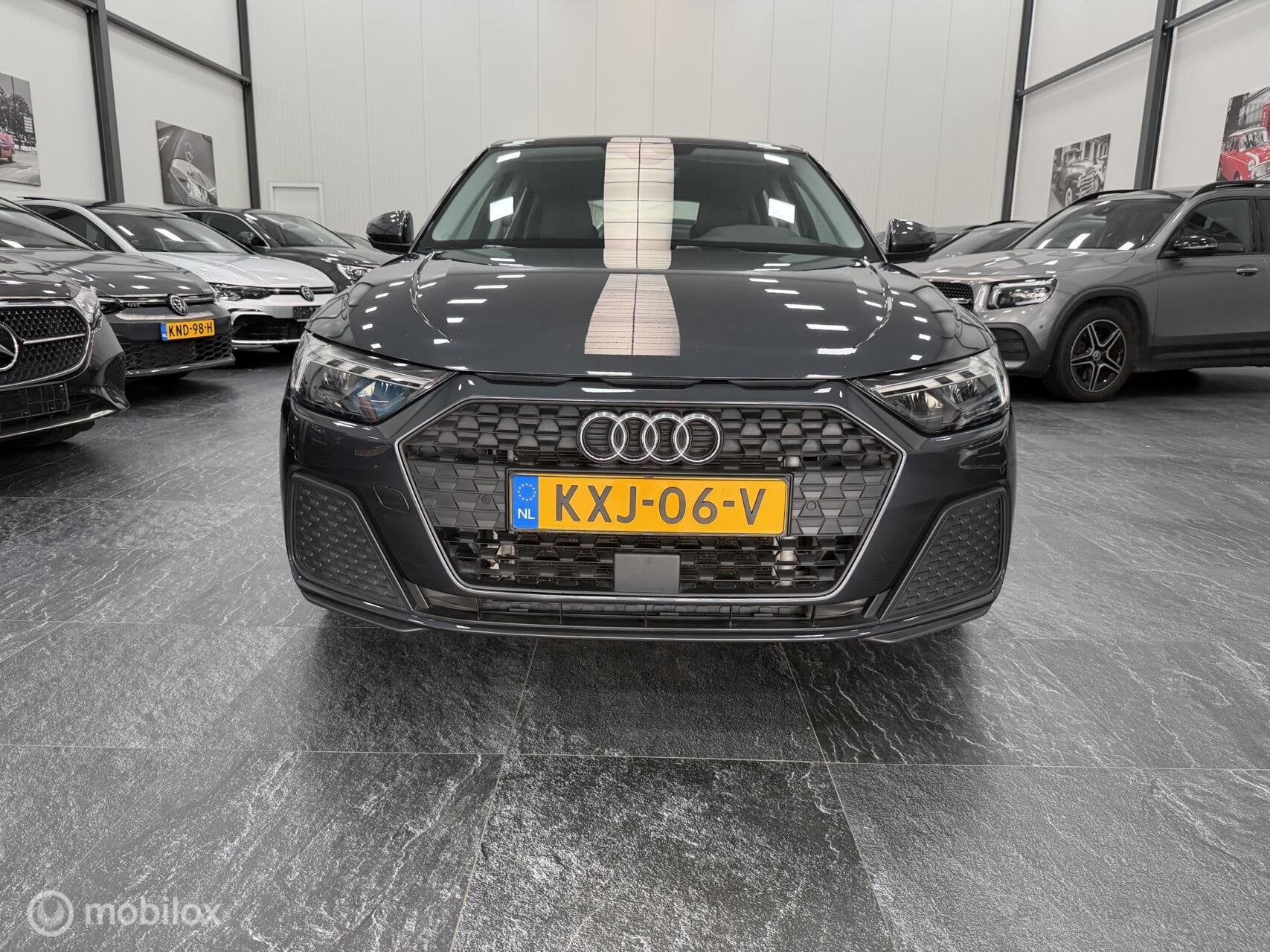 Audi A1 1.5 TFSI 150pk AUTOMAAT AMBIENTE 56DKM! HATCHBACK, Auto's, Automaat, Stof, Zwart, Overige carrosserieën