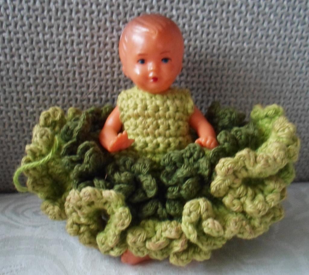 Oud baby popje met gehaakt jurkje. Jaren '50 - '60., Ophalen of Verzenden, Zo goed als nieuw, Pop