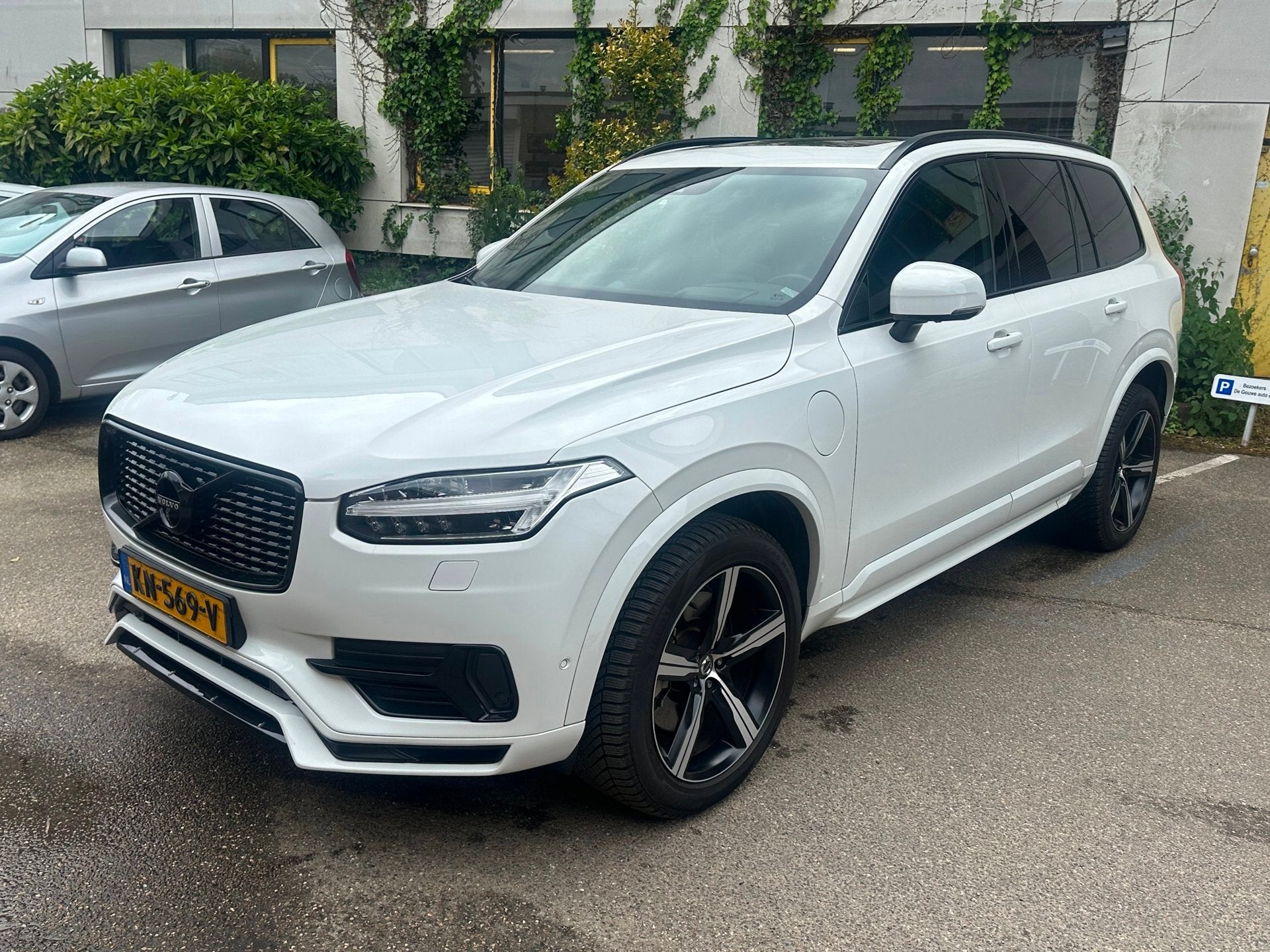 Volvo XC90 2.0 T8 Twin Engine AWD R-Design/ Dealer onderhoud, Auto's, Gebruikt, 1969 cc, 7 stoelen, Wit