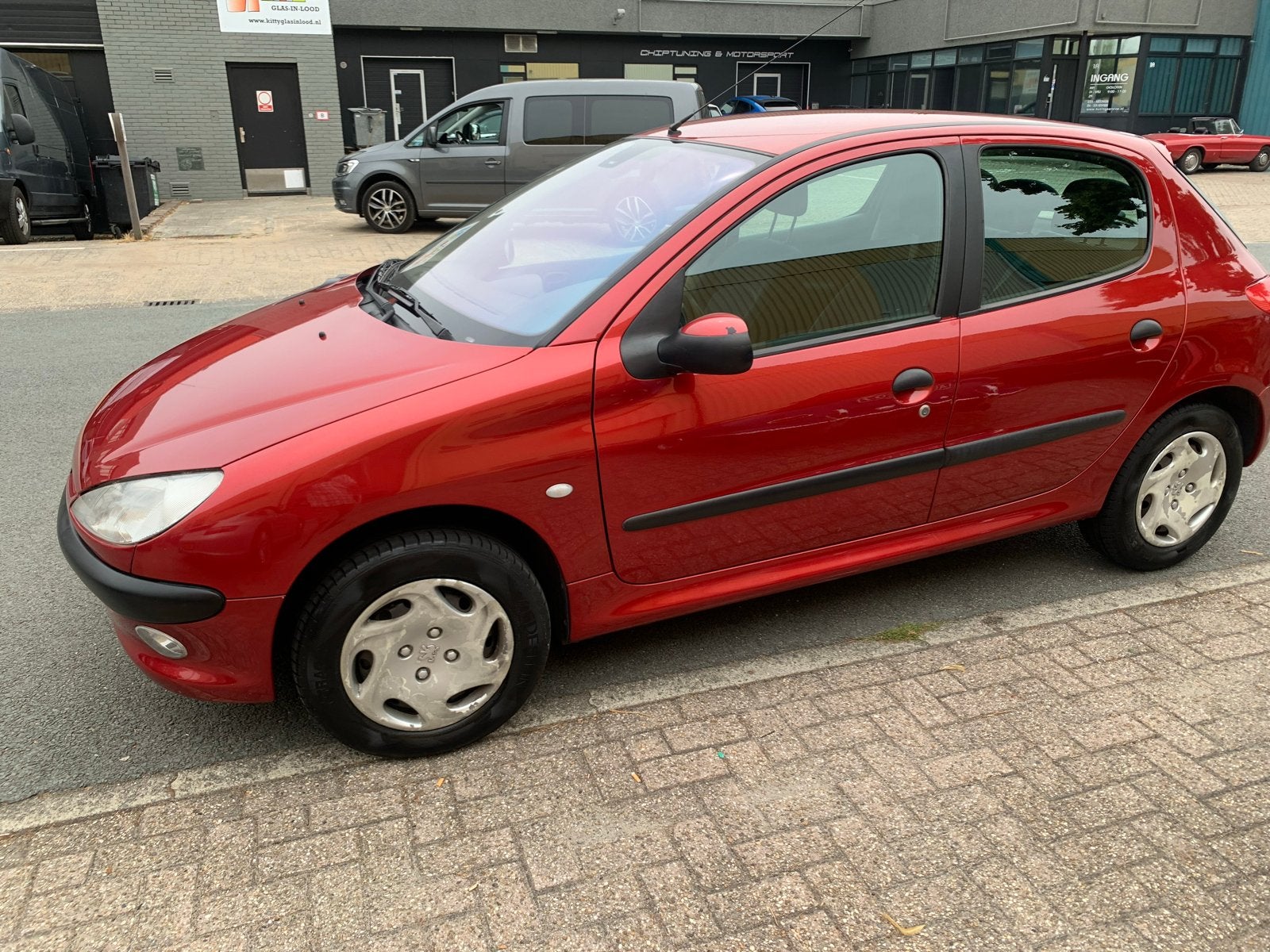 Peugeot 206 1.6 16V Gentry 5D AUT 2001 Rood, Auto's, Peugeot, 40 €/maand, 4 cilinders, 1039 kg, 550 kg