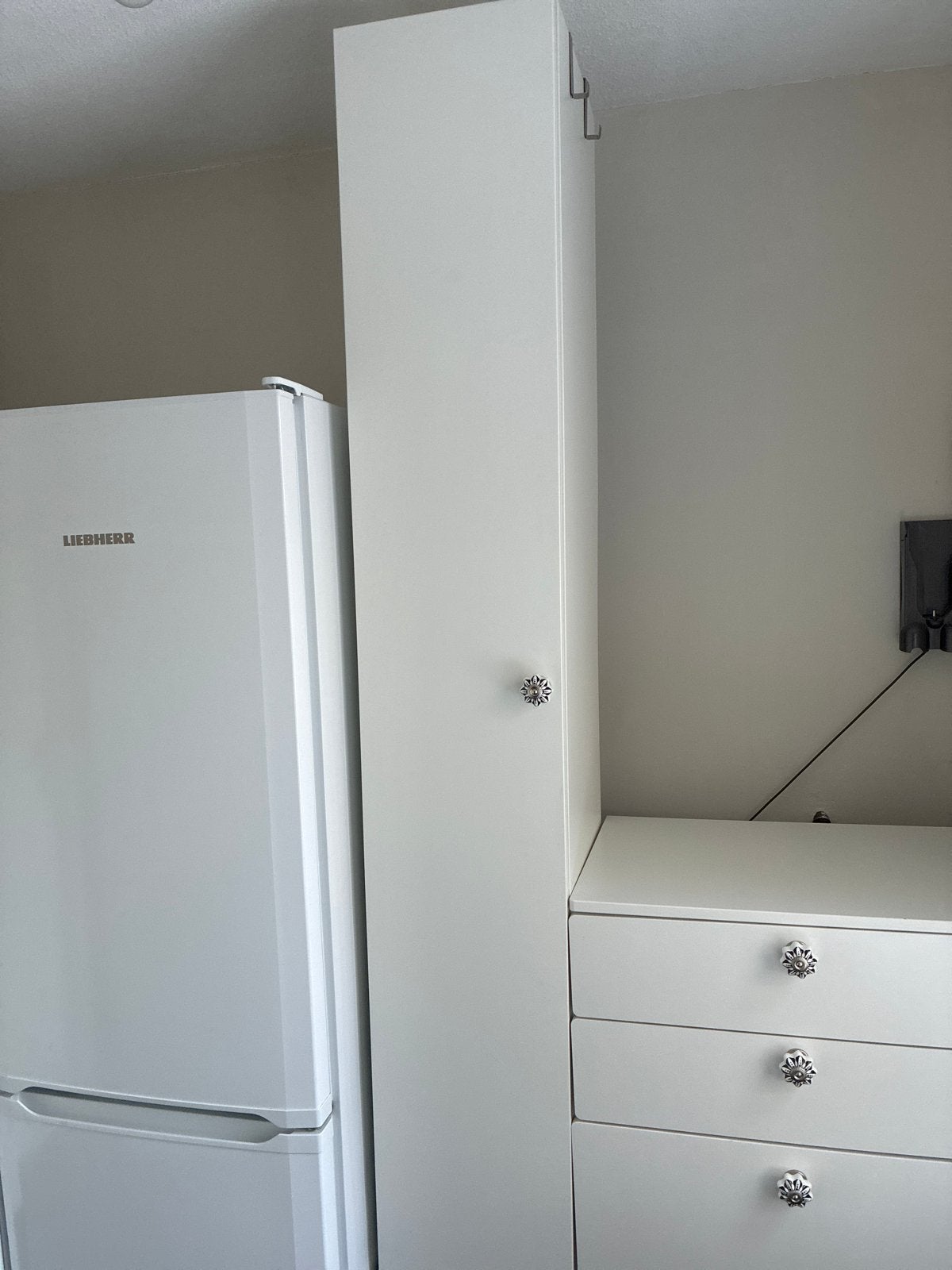 Witte hoge IKEA kast met deur, Ophalen, Overige materialen, Minder dan 50 cm, Gebruikt