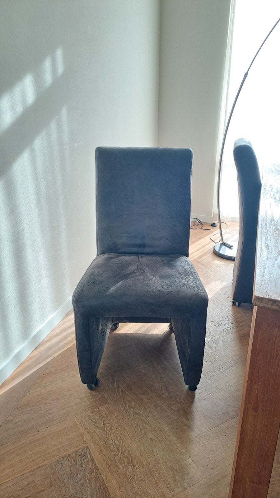 4 nette grijsbruine eetkamerstoelen met wieltjes, Huis en Inrichting, Ophalen, Bruin, Zo goed als nieuw, Vier