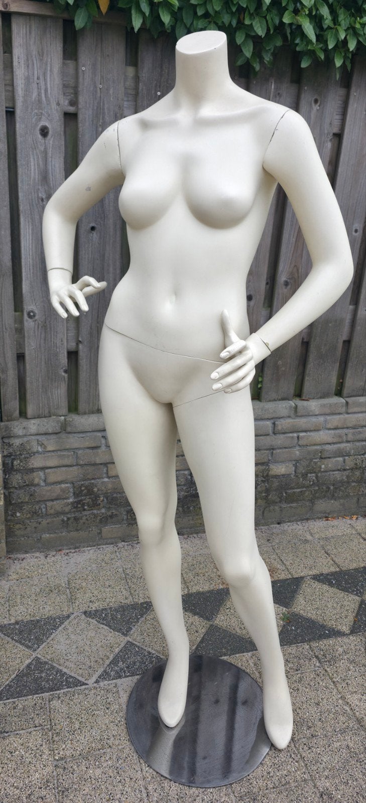 2 vrouwelijke etalagepoppen paspoppen met standaard, Ophalen