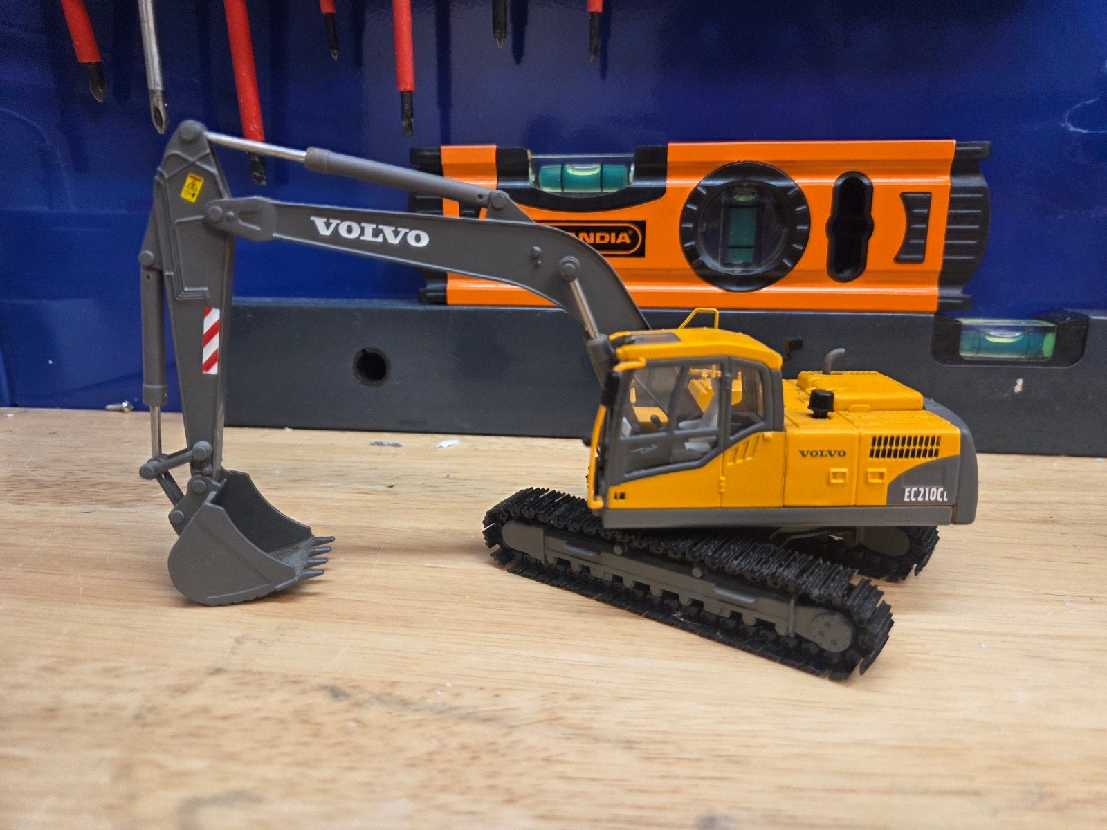 Volvo Rupskraan EC210CL Motorart 1:50 Model, Ophalen of Verzenden, Zo goed als nieuw, Hijskraan, Tractor of Landbouw, Overige merken