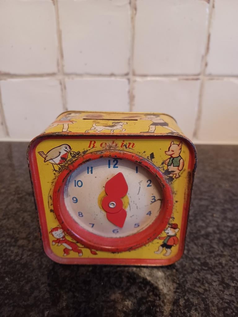 Vintage Chad Valley Clock Money Box - 9x9 cm, Ophalen of Verzenden, Gebruikt, Metaal of Blik, Overige thema's