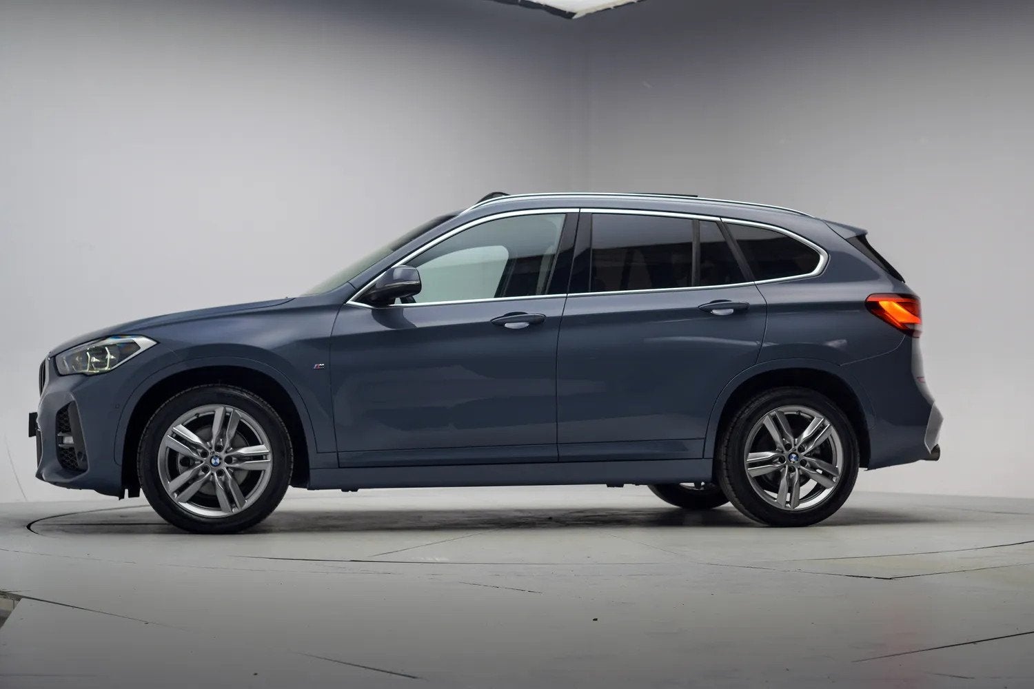 BMW X1 sDrive18i M Sport High Executive Aut. [ Panorama Lede, Auto's, 136 pk, Gebruikt, 3 cilinders, Zilver of Grijs
