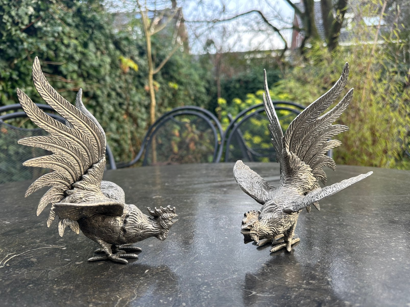 Twee zilverkleurige metalen vechthanen kemphanen, Ophalen of Verzenden