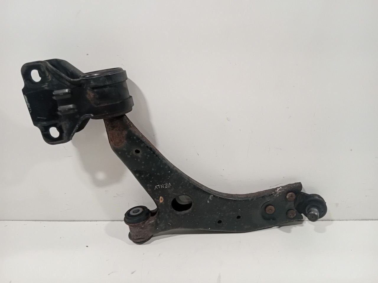 Draagarm links voor Ford Focus, Onderdelen@venauto.nl, Van der Ven Autorecycling B.V., Gebruikt, Ettenseweg 76, 4706 PB Roosendaal, The Netherlands