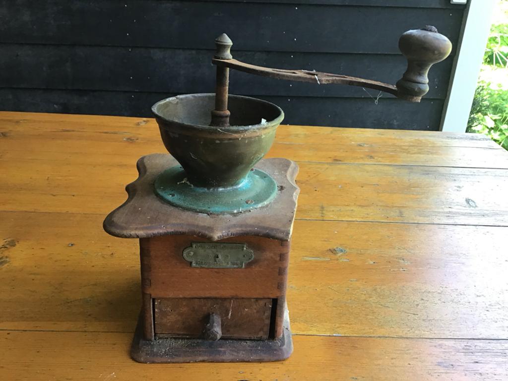 Antieke houten koffiemolen met metalen trechter, Ophalen of Verzenden