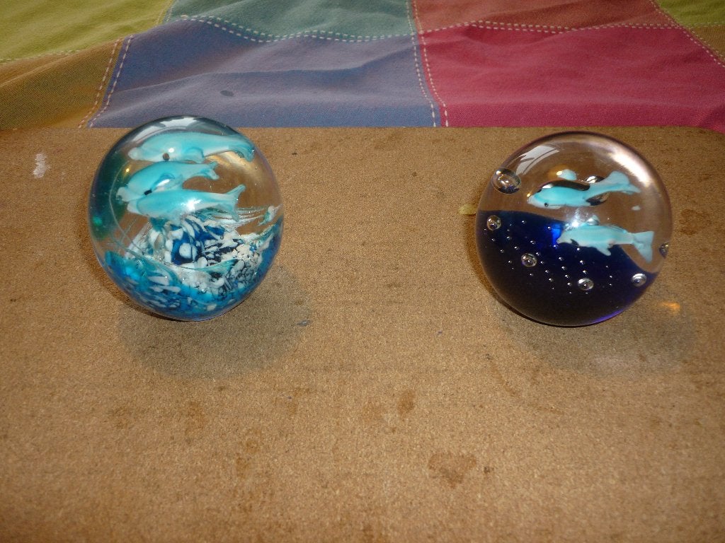 2 Glazen bollen met presse-papier vissen erin in mooie staat, Antiek en Kunst, Antiek | Glas en Kristal, Ophalen of Verzenden