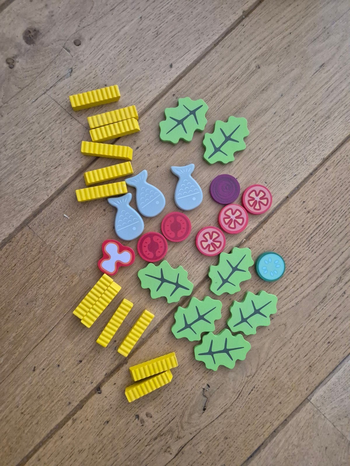 Houten speelgoed eten: frietjes, sla, tomaat, ui, komkom, Kinderen en Baby's, Ophalen of Verzenden, Zo goed als nieuw, Overige typen