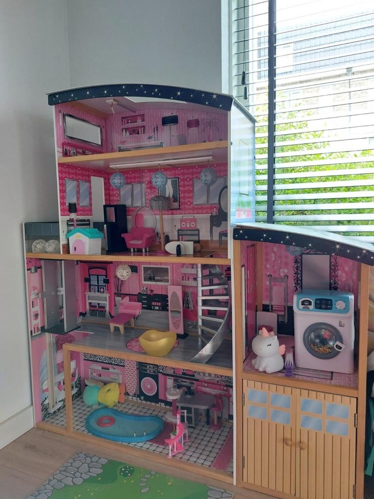 Groot Houten Poppenhuis met Meubels en Garage, Ophalen of Verzenden, Zo goed als nieuw, Jongen of Meisje