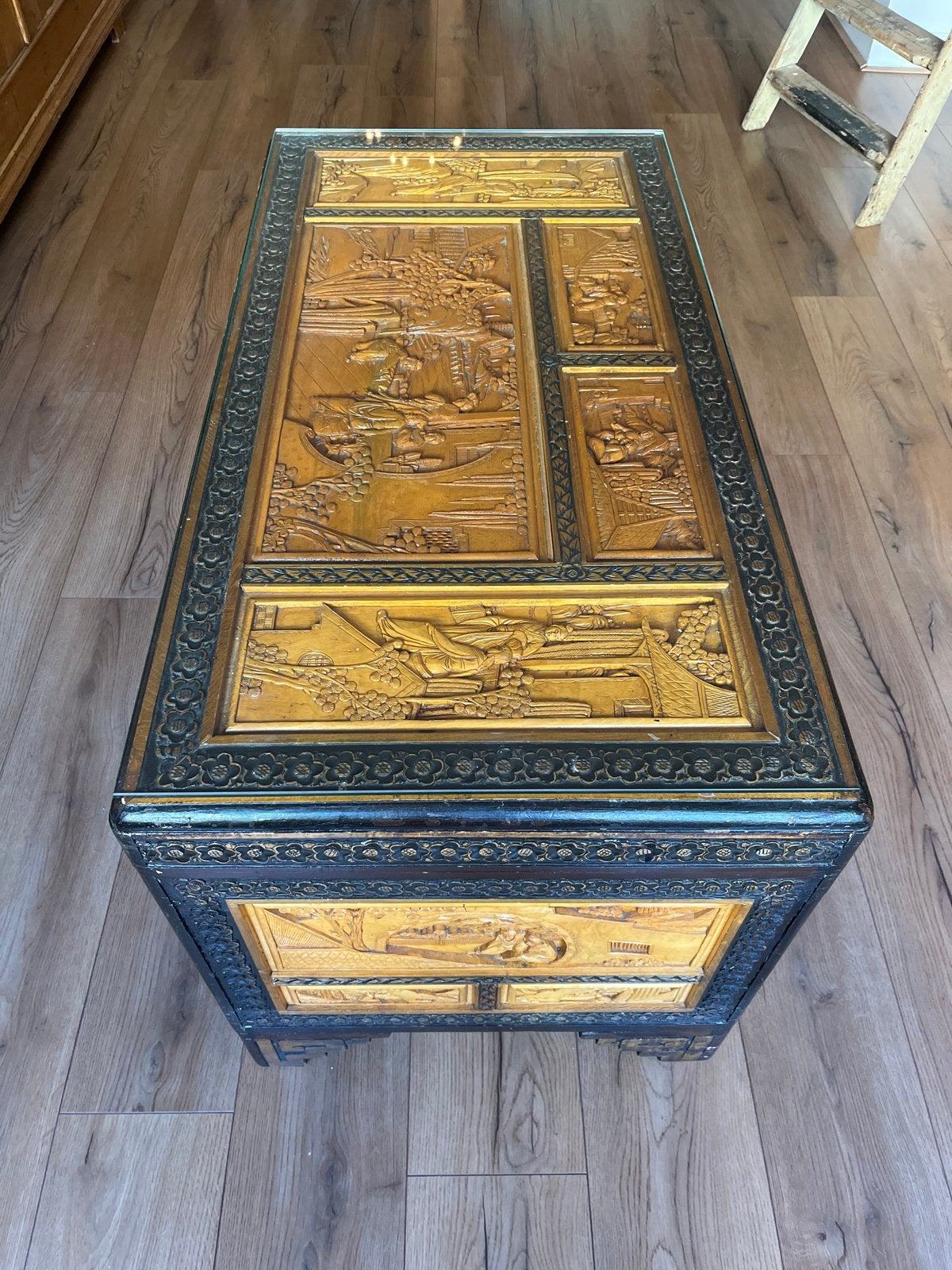 Antieke Chinese kist/salontafel met houtsnijwerk, Antiek en Kunst, Antiek | Woonaccessoires, Ophalen of Verzenden