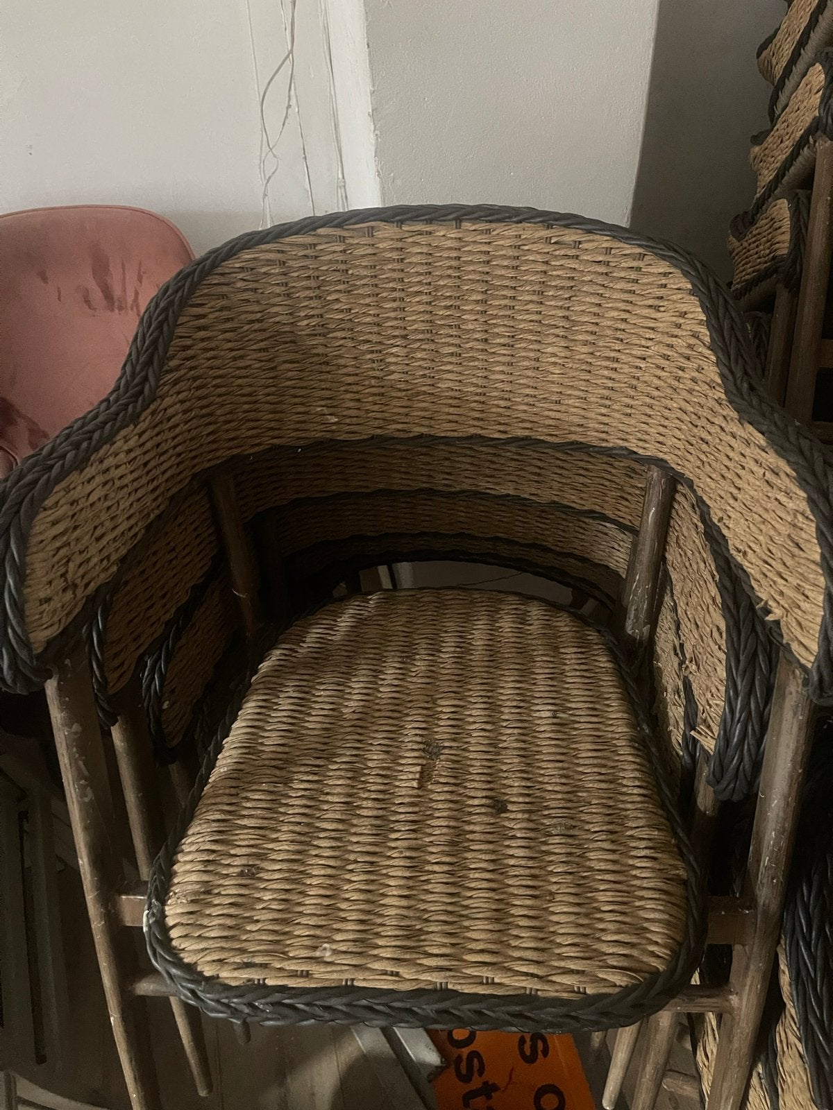 Rotan stoel met gevlochten details, Huis en Inrichting, Stoelen, Ophalen, Bruin, Riet of Rotan, Zo goed als nieuw